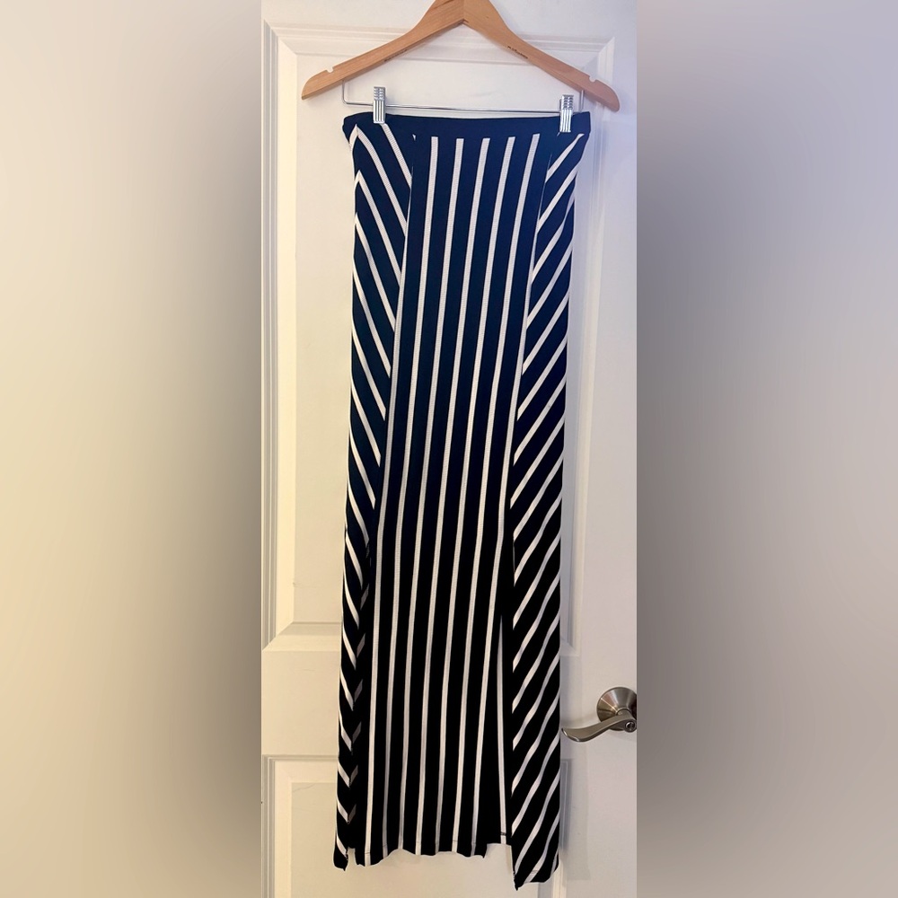 B/W Bebe Maxi Skirt, 2 high slits in the front, Size M